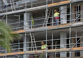 Varios operarios trabajan en un edificio en construcción en Murcia, en una imagen de archivo.