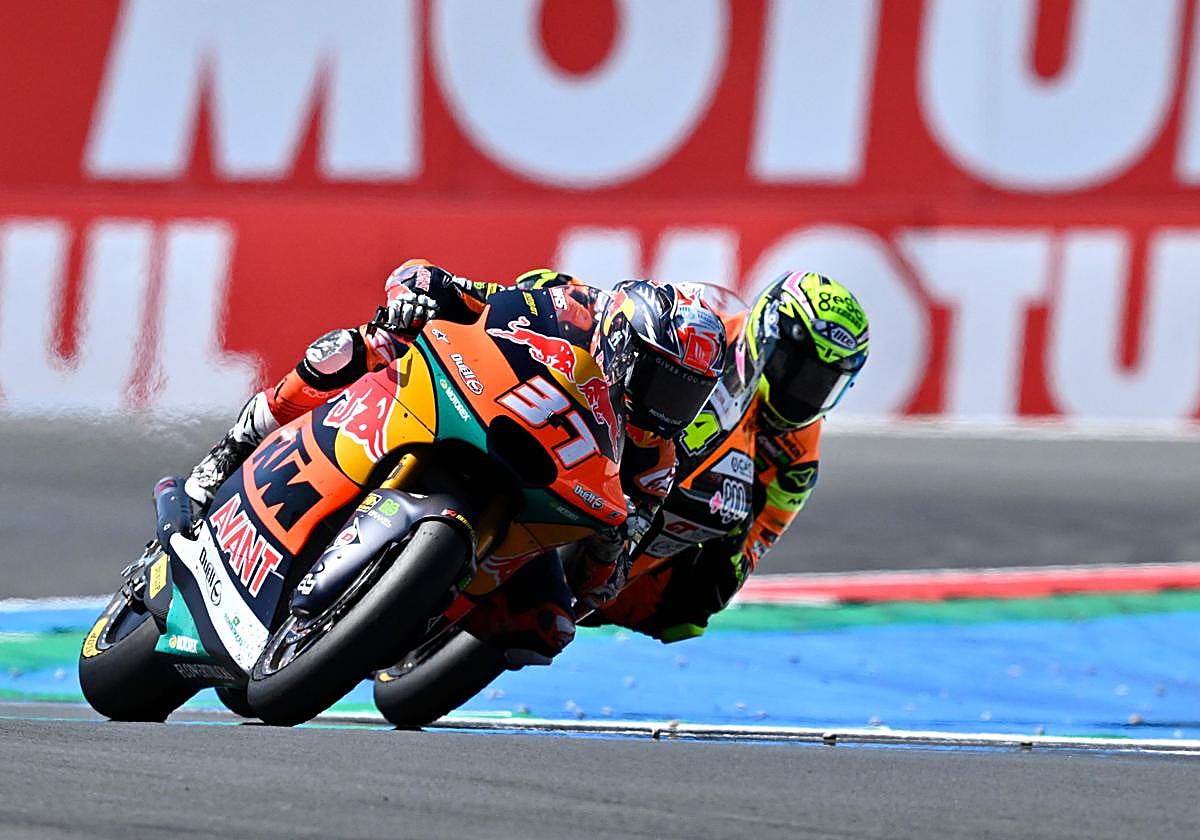 Pedro Acosta, por delante de Fermín Aldeguer, en una foto de archivo.