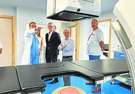 El consejero de Salud en funciones, Juan José Pedreño, durante la visita a la nueva unidad de litotricia.