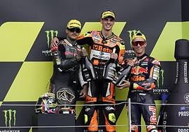 De izq a dcha: Aarón Canet, Fermín Aldeguer y Pedro Acosta en el podio de Silversone.