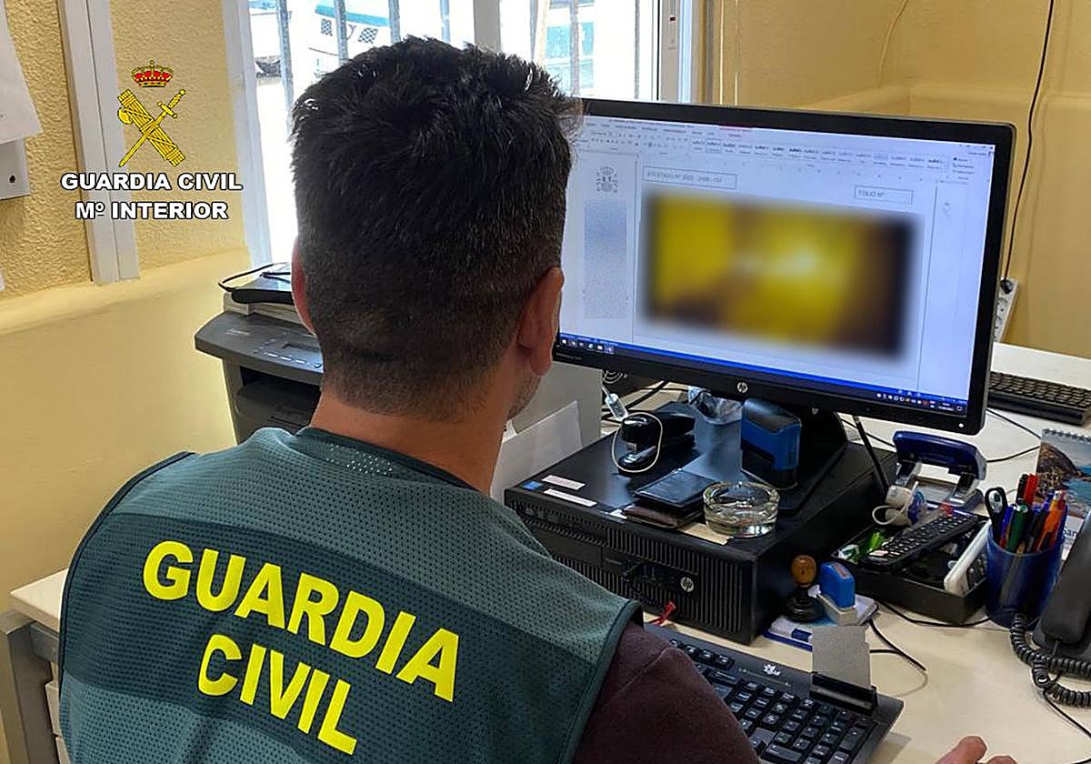 Un agente de la Guardia Civil trabaja en la investigación.