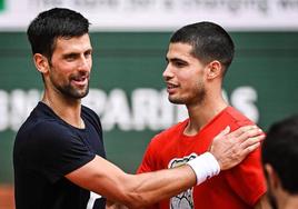 Djokovic y Alcaraz se saludan en una imagen de archivo.