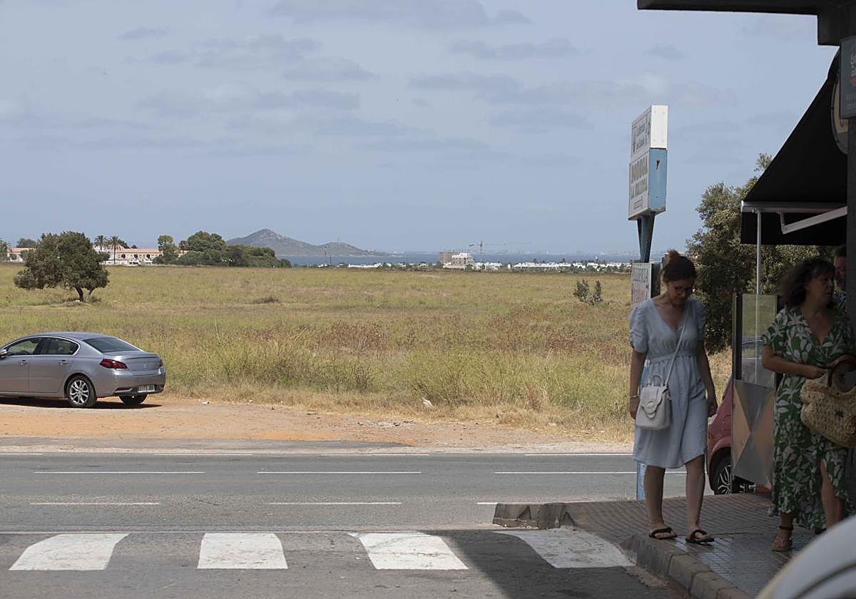 Dos mujeres, ayer, cerca de los terrenos donde está proyectada la ampliación de Los Belones. Al fondo, el Mar Menor.