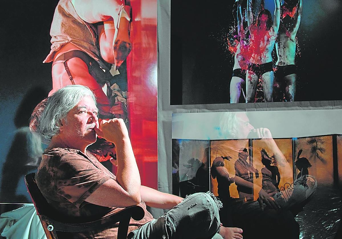 Antonio Arco, rodeado de imágenes de espectáculos teatrales.