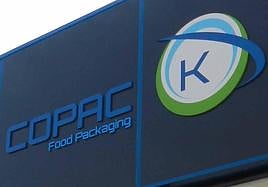 Detalle del logotipo de la empresa en la fachada de sus instalaciones.