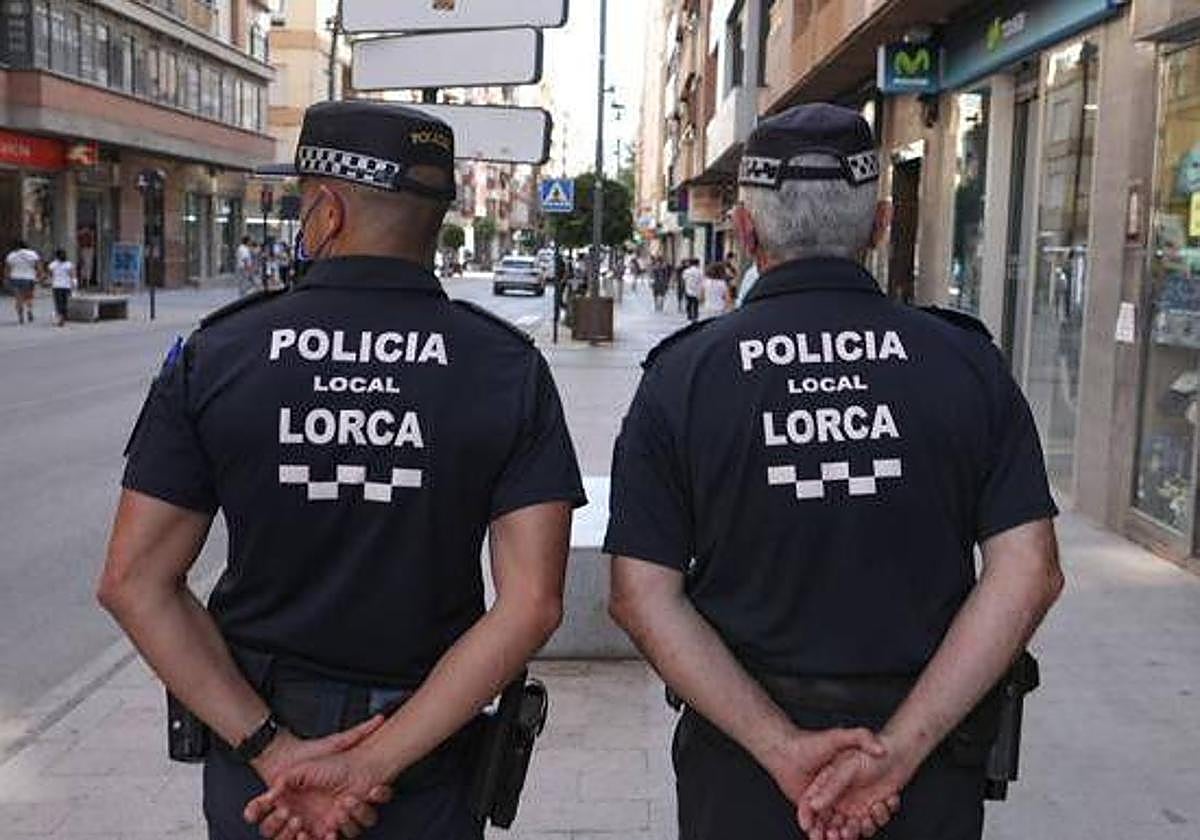 Dos agentes de la Policía Local de Lorca, en el centro de la ciudad, en una imagen de archivo.