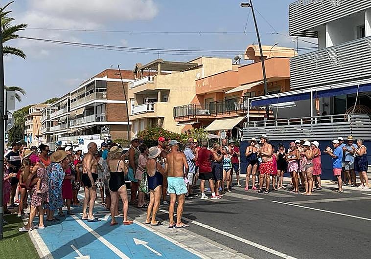 Vecinos y veraneantes protestan por la presencia de medusas en las playas de Lo Pagán, este miércoles.