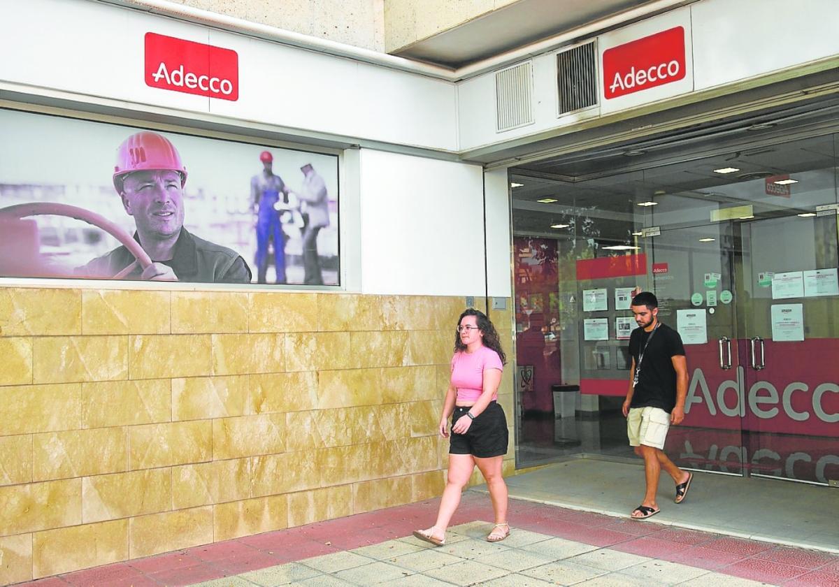 Entrada a la oficina de Adecco situada en Murcia, ayer.