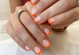 Manicura francesa con tonos fluorescentes.