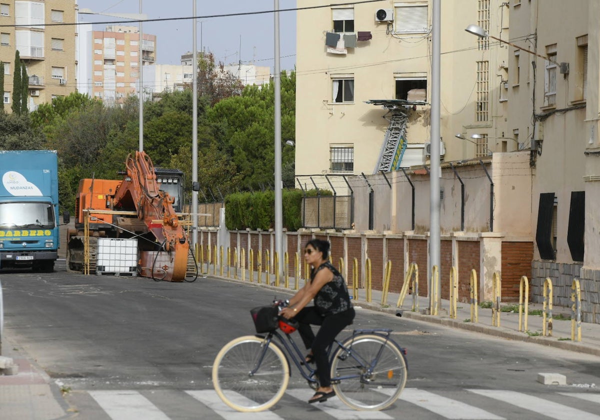 Una mujer en bici pasa frente al cuartel de la Guardia Civil, donde una empresa desaloja una de las viviendas con un montacargas.