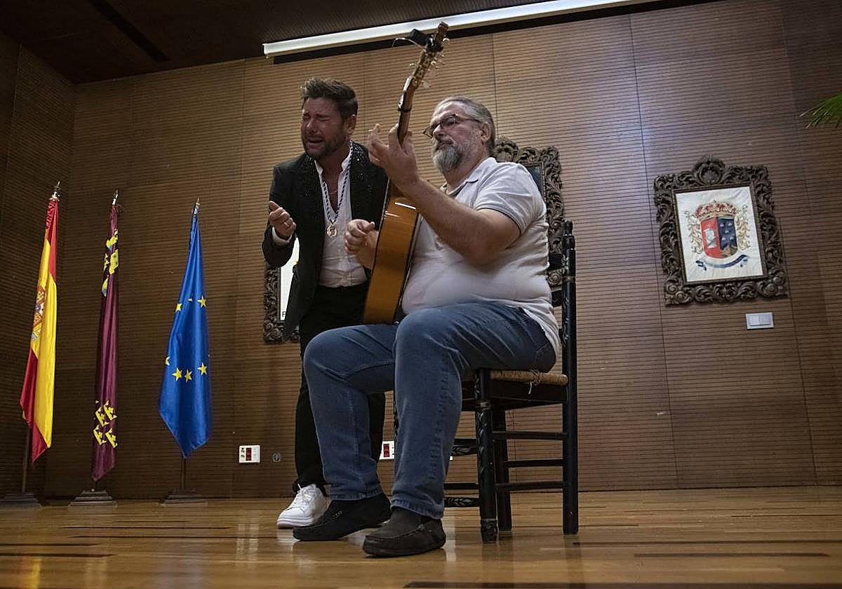 Miguel Poveda, este viernes, junto a Juan Ramón Caro a la guitarra.