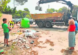 Retirada de restos de materiales de obra acumulados en una calle.