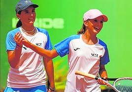Dos jugadoras del equipo alevín femenino del Murcia Club de Tenis 1919.