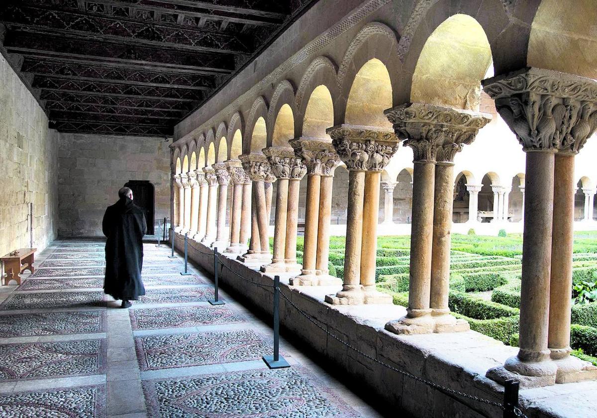 Monasterio de Santo Domingo de Silos. Claustro del monasterio situado en la provincia de Burgos.