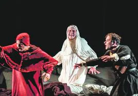 Un momento de la representación, en el Festival de San Javier, de 'Feísima enfermedad y muy triste muerte de la reina Isabel I'.
