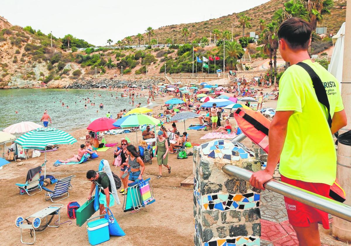 Un socorrista vigila desde una caseta, el pasado jueves, la playa de Cala Cortina, en Cartagena.