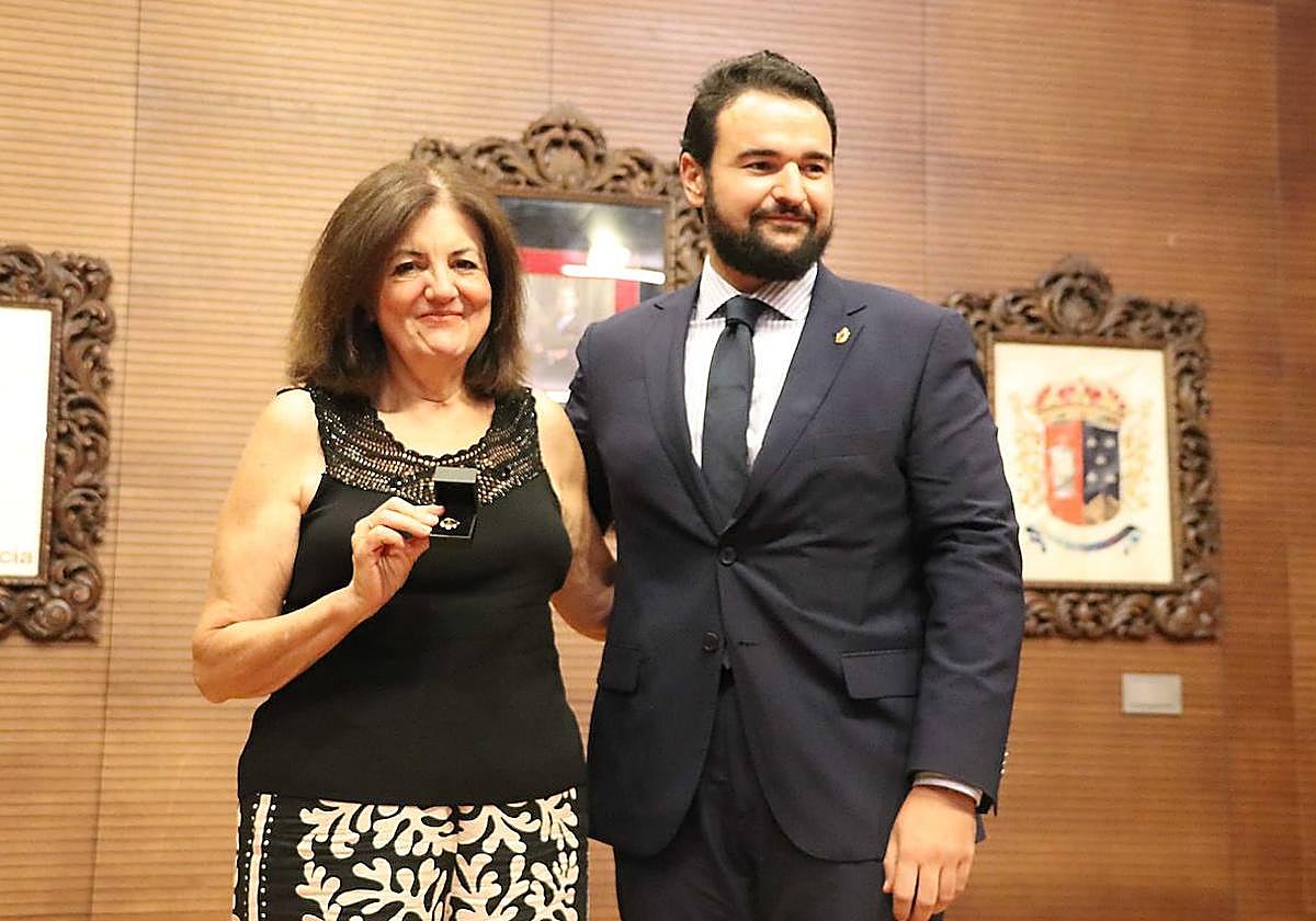 Entrega del 'Castillete de oro' a María Dolores García.