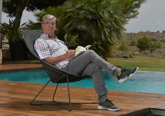 Carlos Valcárcel Siso, en su residencia de vacaciones en una urbanización cercana a Murcia.