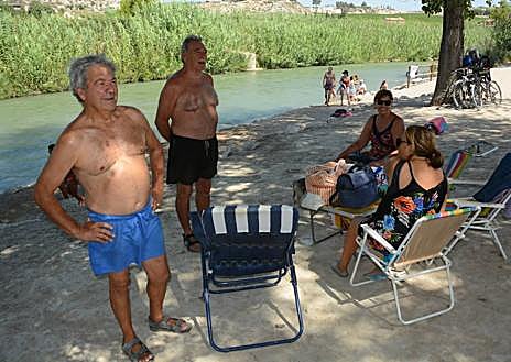 Imagen secundaria 1 - Bañistas en las zonas de El Jarral de Abarán y La Presa de Cieza. 