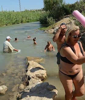 Imagen secundaria 2 - Bañistas en las zonas de El Jarral de Abarán y La Presa de Cieza. 