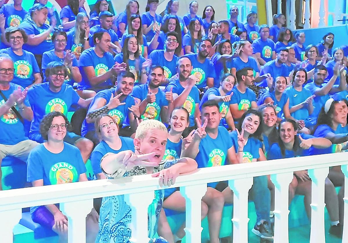 Arkano, con los concursantes, durante la grabación del programa.