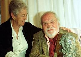 Asunción Balaguer y Francisco Rabal en su domicilio de Águilas tras conseguir el Goya a la mejor interpretación masculina en el año 2000.