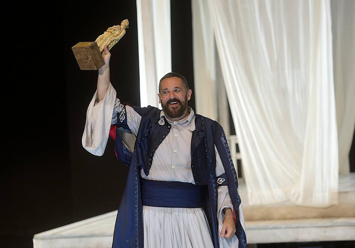 El popular actor Pepón Nieto, este lunes, en el escenario del Parque Almansa, donde recibió el premio del 53 Festival de San Javier.