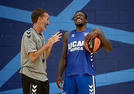 Sito Alonso bromea con el escolta canadiense Dylan Ennis, este miércoles en el Palacio de los Deportes de Murcia.