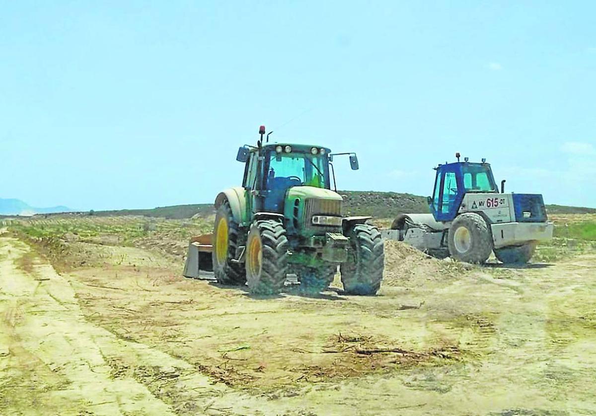 Trabajos de explanación y de preparación del terreno cerca de Sucina, paso previo para construir la plataforma ferroviaria.