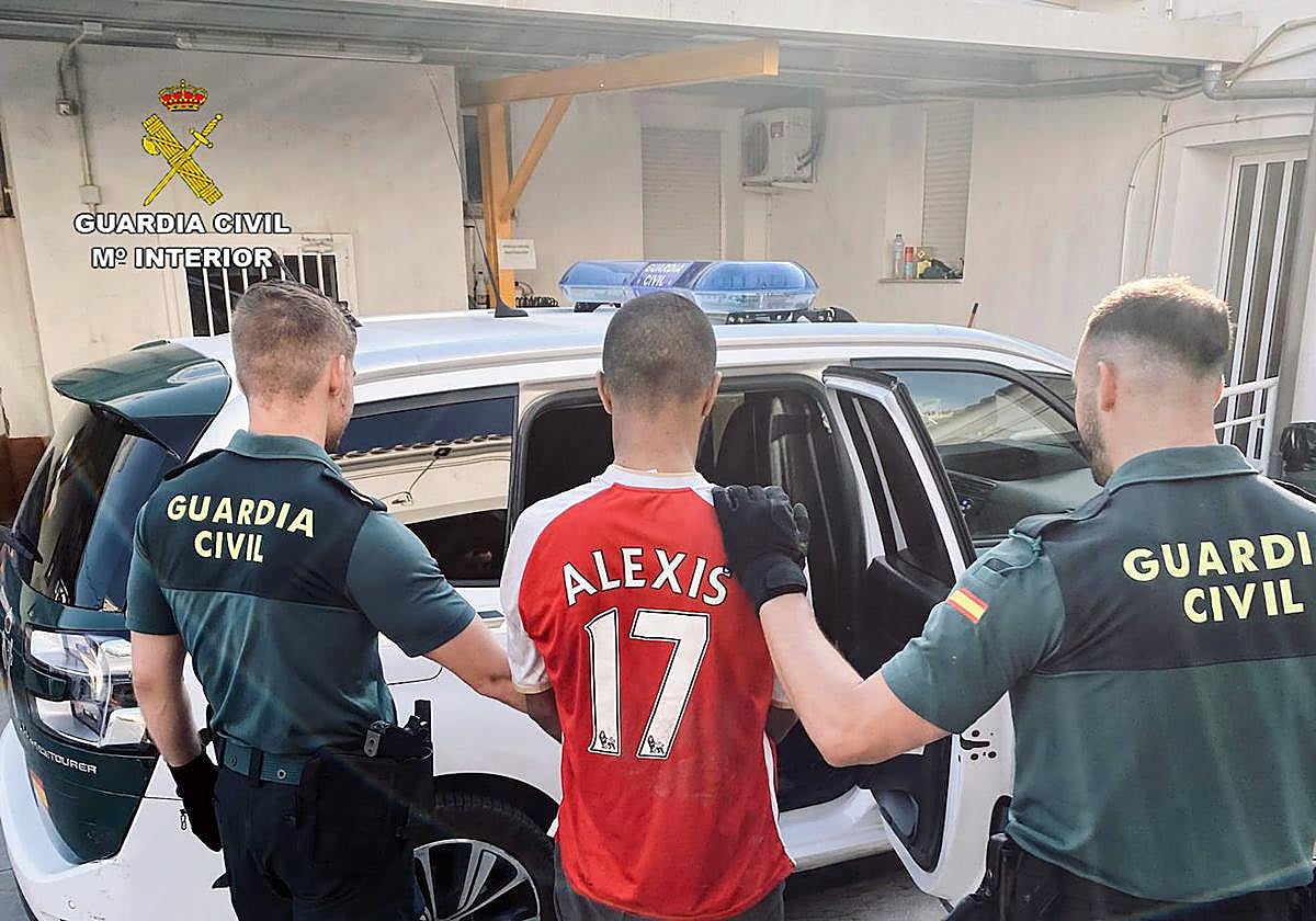 Agentes de la Guardia Civil junto al detenido.