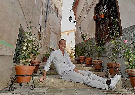 Raúl Sánchez Pérez en la Cuesta de las Monjas de Caravaca con los rosales que cuida personalmente como 'hobbie'.