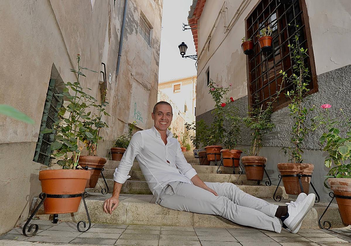 Raúl Sánchez Pérez en la Cuesta de las Monjas de Caravaca con los rosales que cuida personalmente como 'hobbie'.