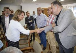 Ribera y Lucas Jiménez se saludan, en una visita de la ministra en 2019.