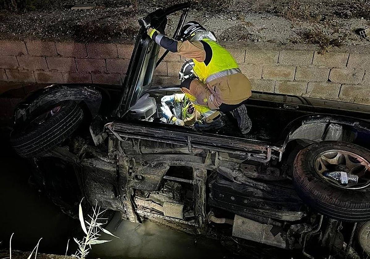 Efectivos de bomberos interviene en el rescate.