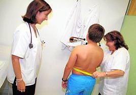 Imagen de archivo del control a un niño con sobrepeso.