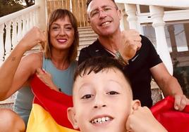 Los padres y el hermano de Eva Navaro, este viernes.