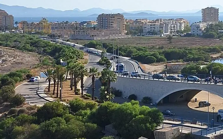 Image - Queues of vehicles next to the Estacio bridge.