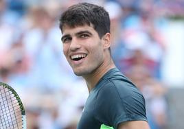 Carlos Alcaraz sonríe tras ganar un punto ante Tommy Paul en el Masters 1000 de Cincinnati.