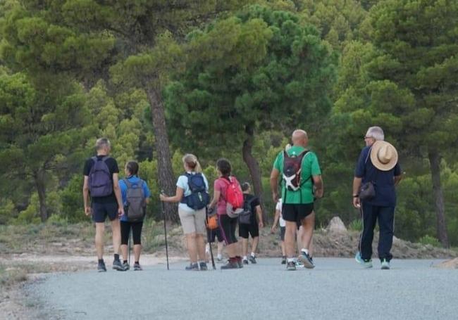 El grupo de senderistas, a la salida de Caravaca de la Cruz.