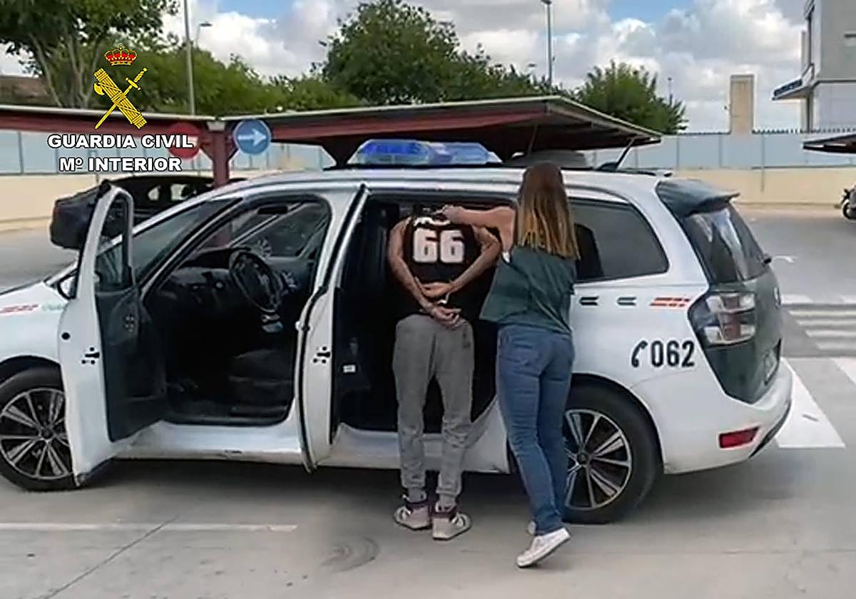 Una agente arresta al joven en Torre Pacheco.