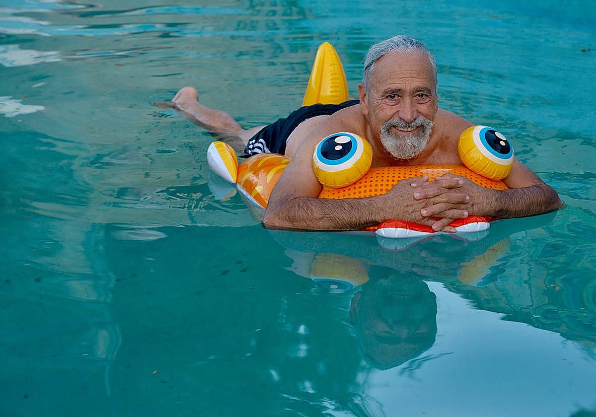 El chef y propietario de El Sordo, Jesús Ortega, dándose un baño en su piscina.