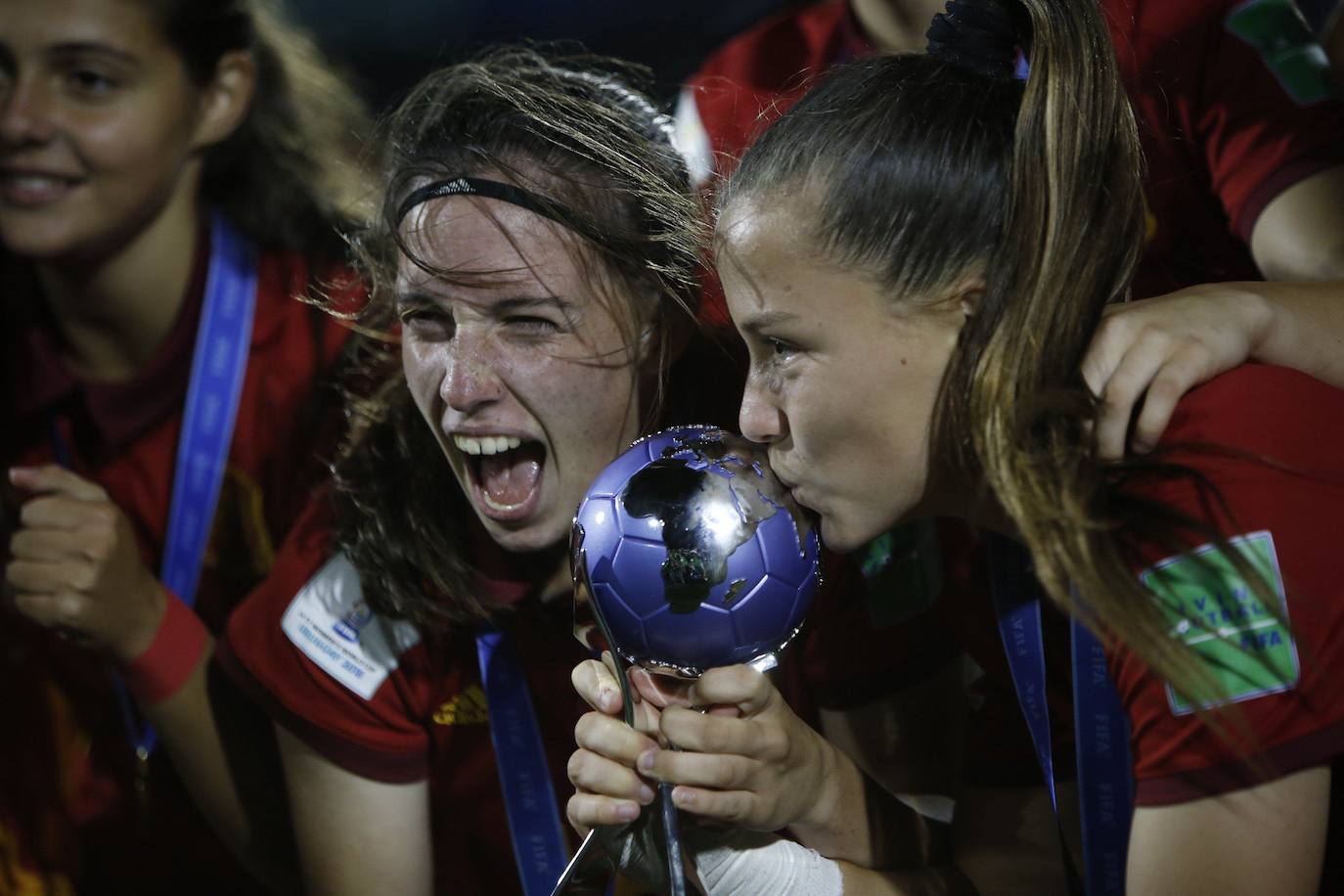 Eva Navarro celebra el título de campeona del mundo con la selección española sub-17.