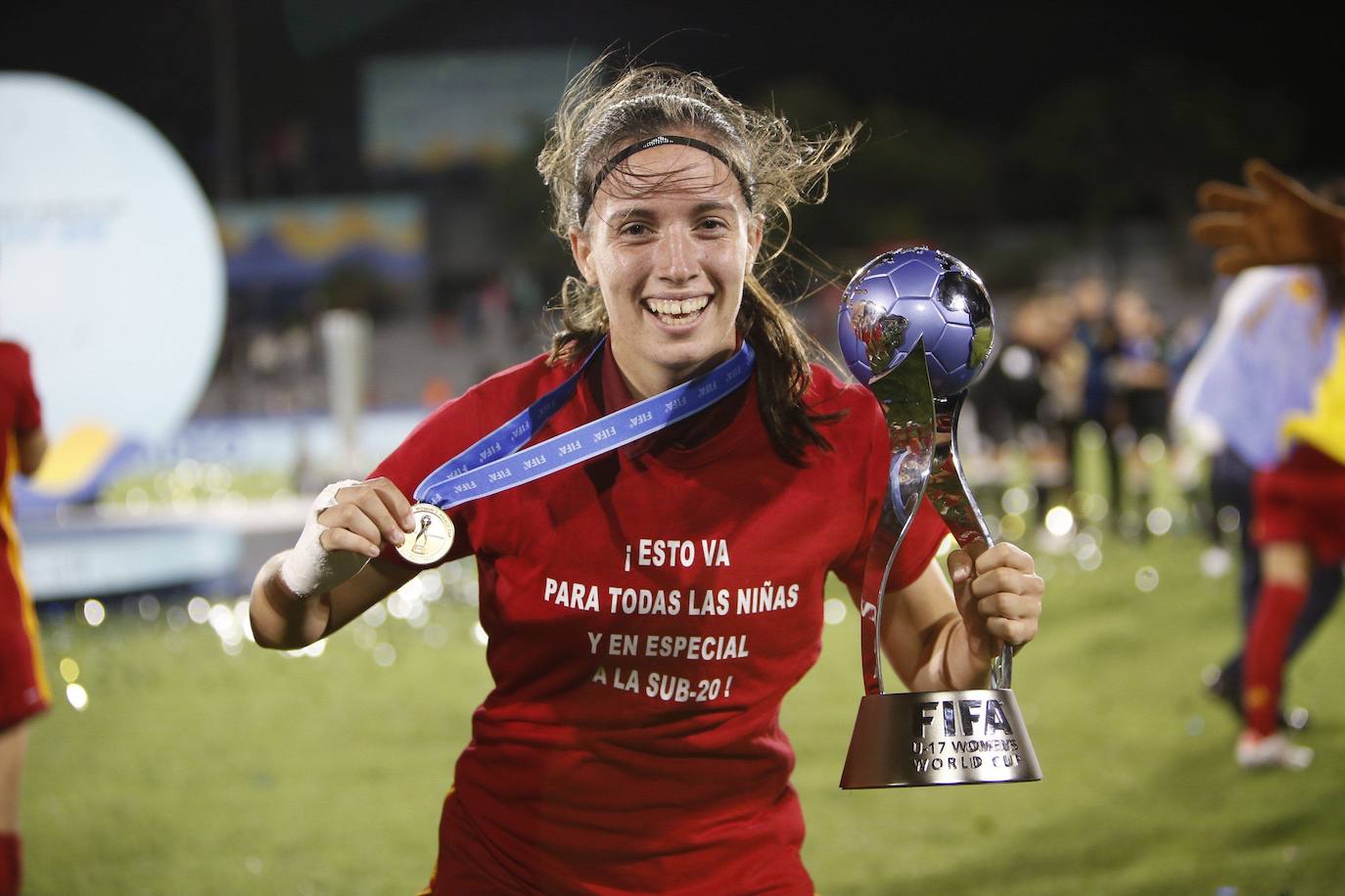 Eva Navarro, con el título y la medalla de campeona del mundo sub-17. En su camiseta, un recuerdo a sus compañeras del equipo sub-20.