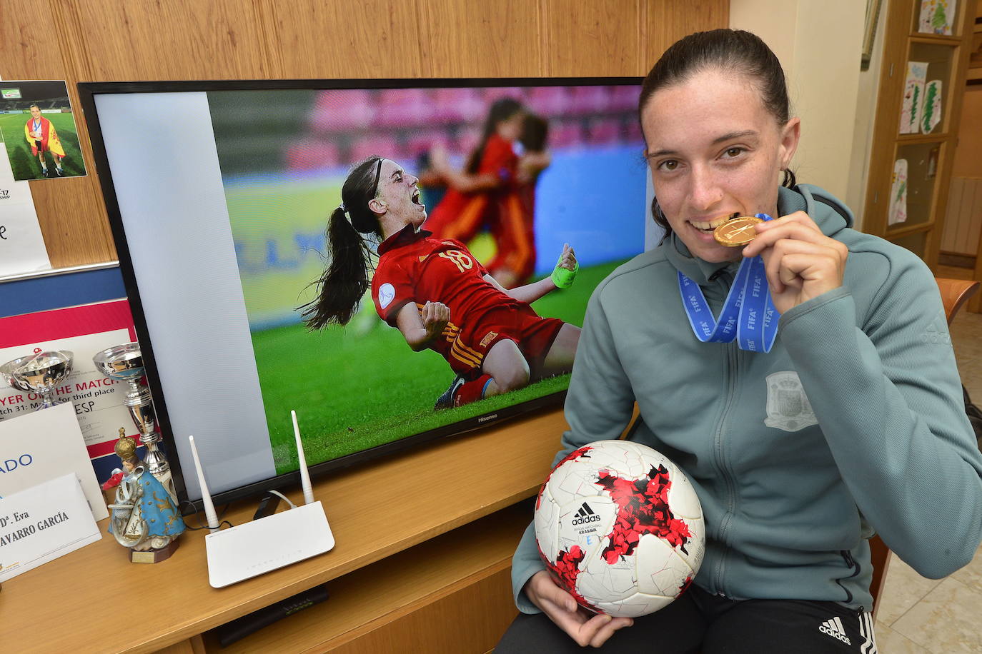 Eva Navarro, en su casa, con la medalla de campeona del Mundo sub-17.