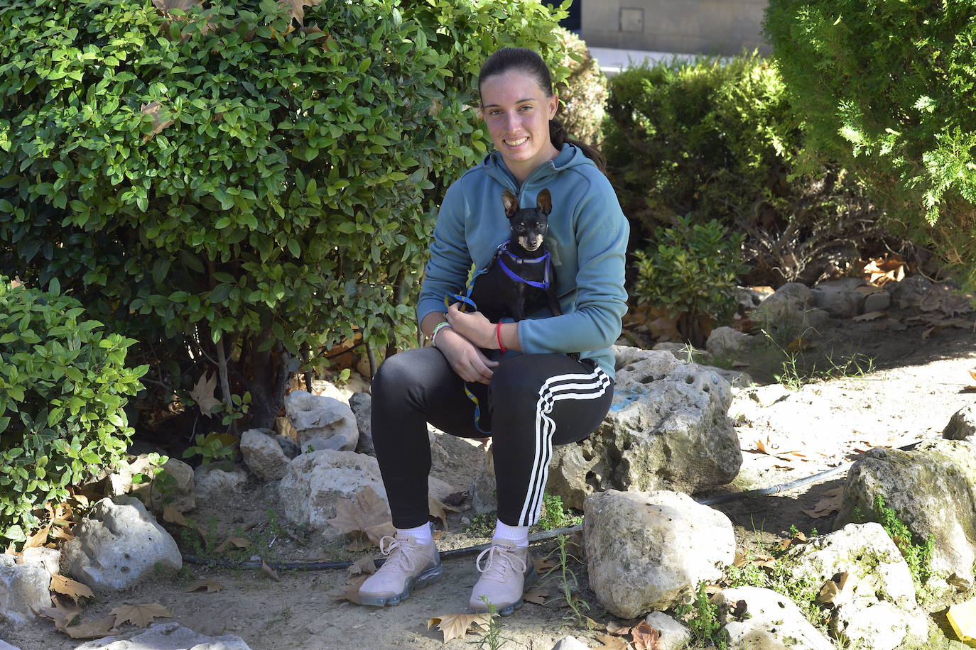 Eva Navarro, descansando y disfrutando con su perro unos días después de ganar el Mundial sub-20.
