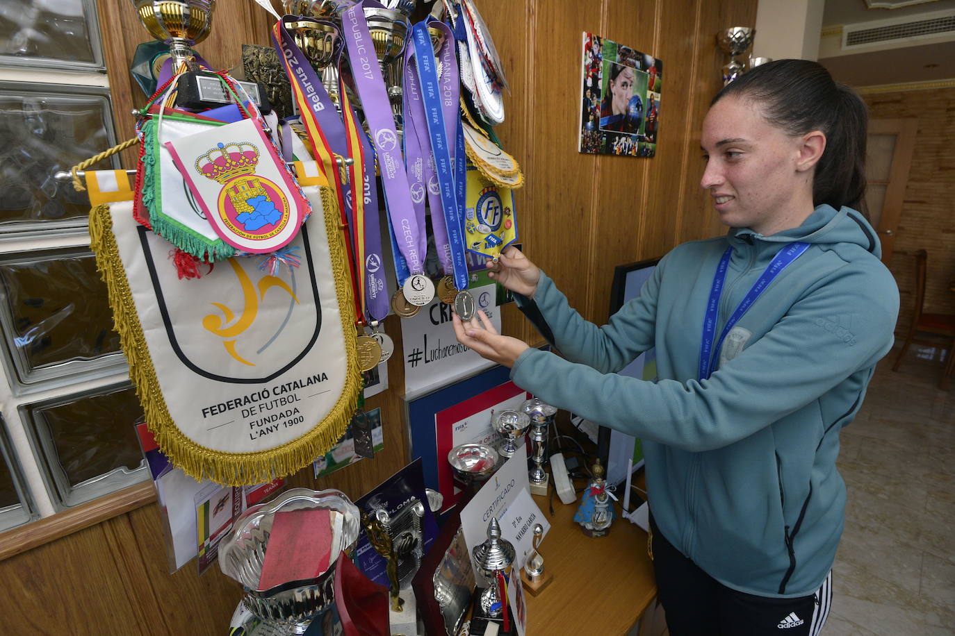 Eva Navarro, en su casa de Yecla, con las medallas logradas durante su carrera.