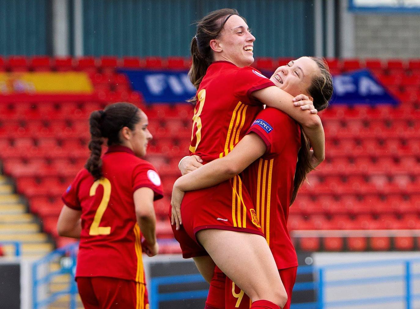 Eva Navarro celebra un gol junto a una compañera de la selección española en el Europeo sub-19.