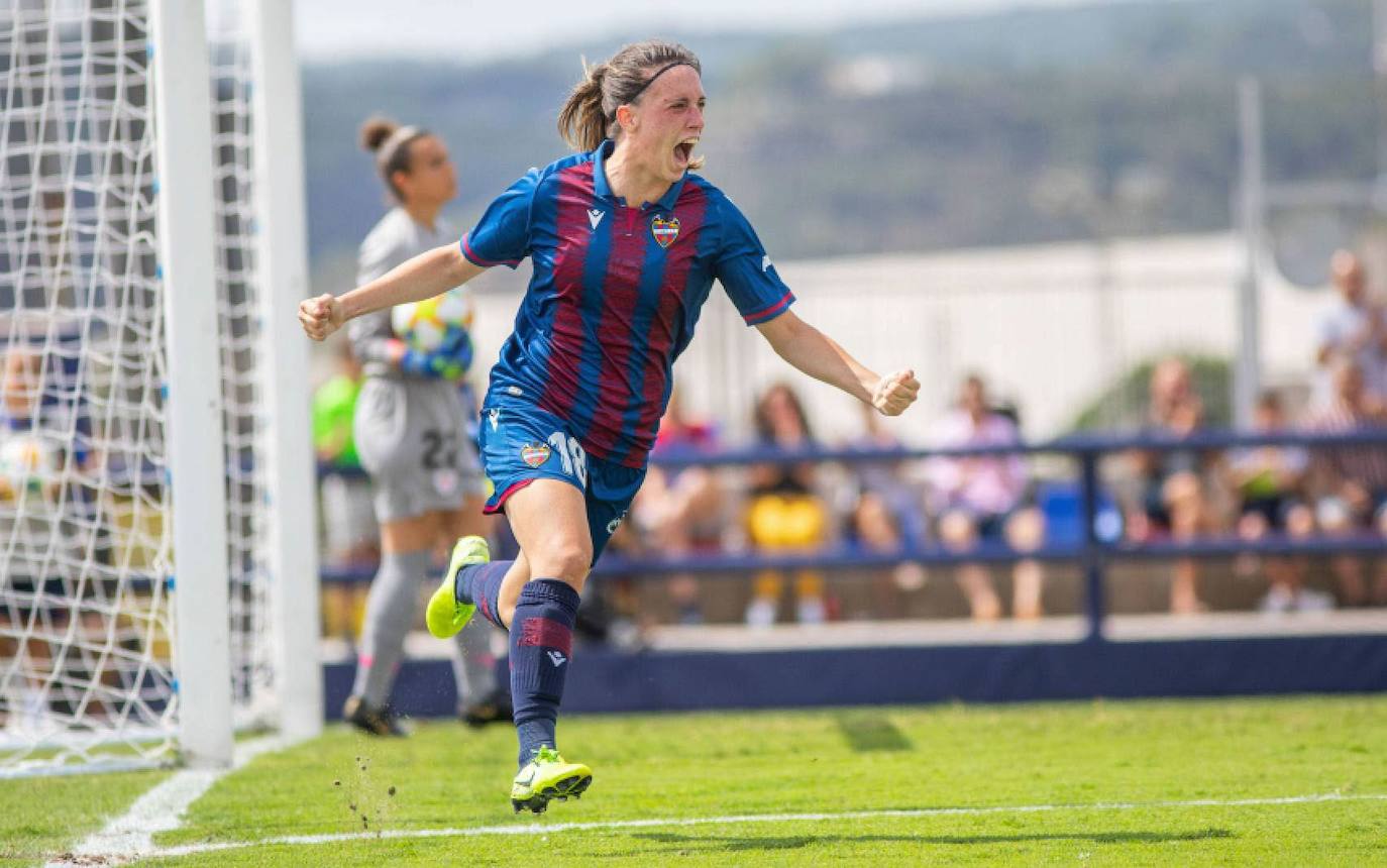 Eva Navarro celebra un gol con el Levante.
