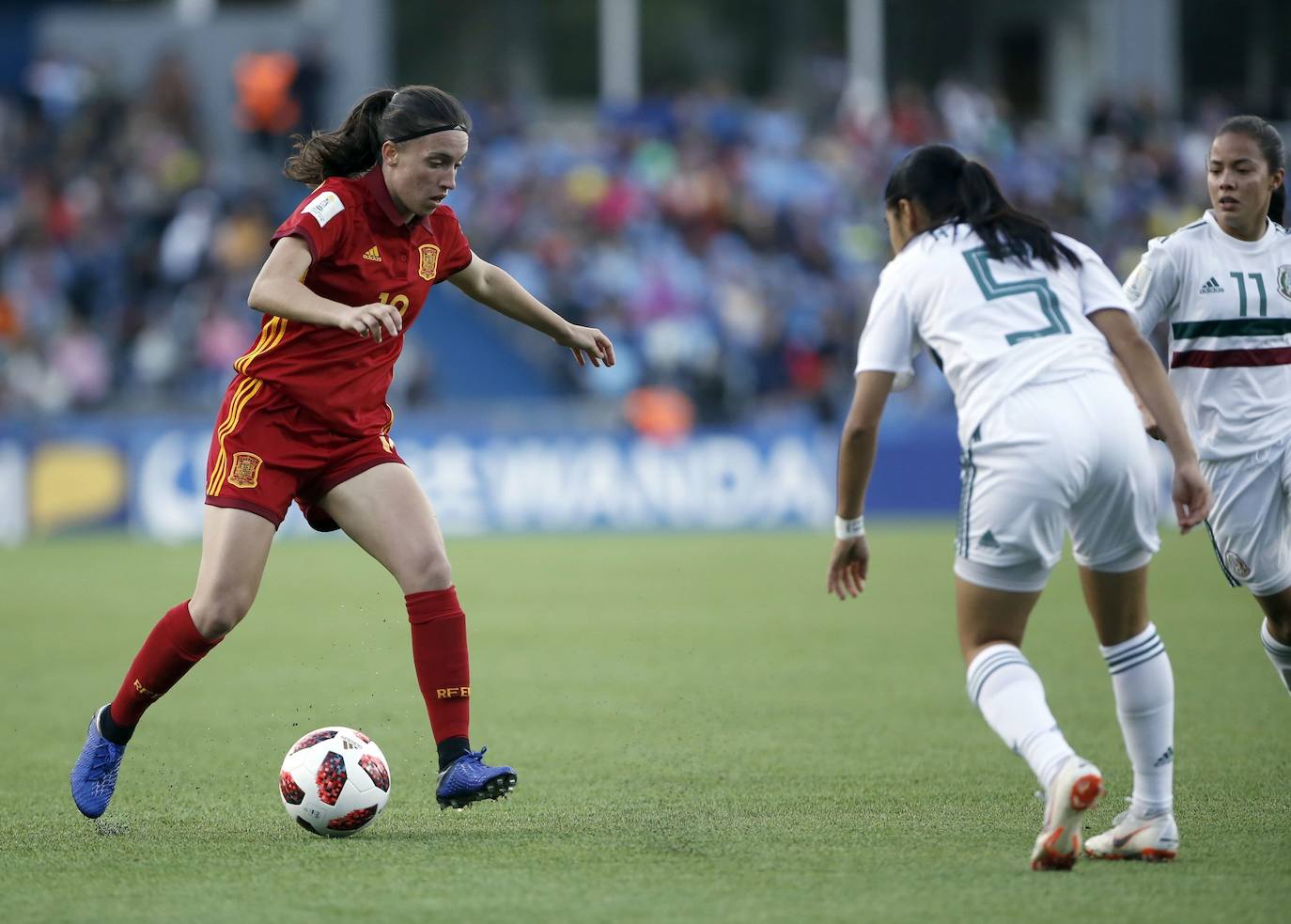 Eva Navarro encara a una jugadora mexicana en el Mundial sub-17.
