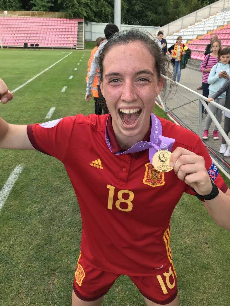 Eva Navarro, con la medalla de oro del Europeo sub-17 lograda con la selección española.